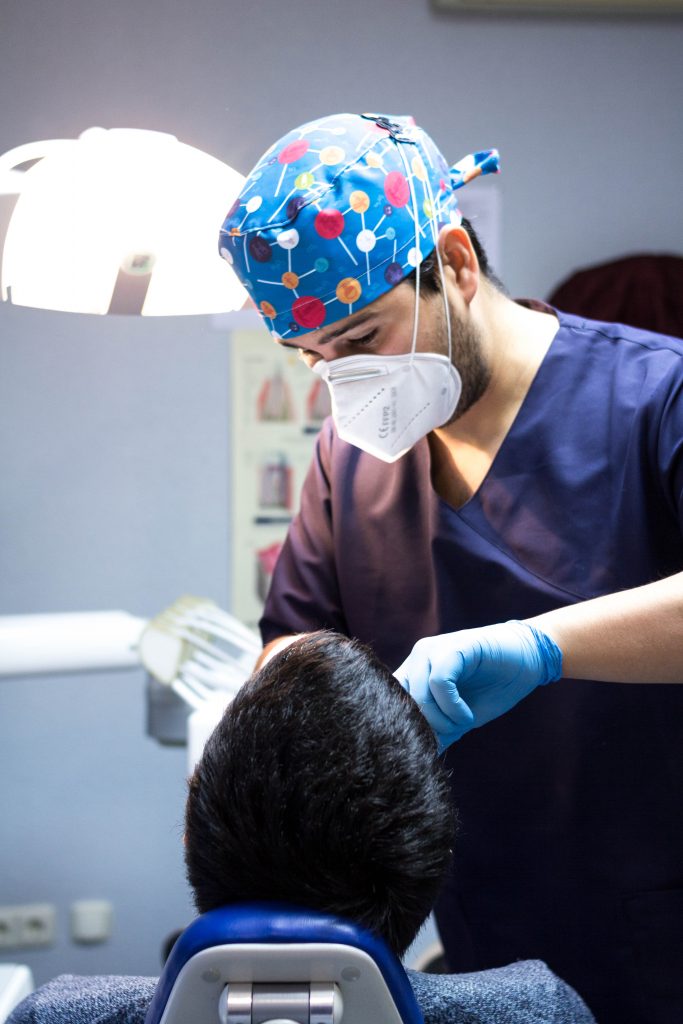 Dr. Jon con un paciente en su primera visita. 